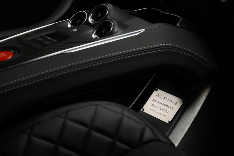 アルピーヌのロゴステッチやドアパネルなどがイエローになっている