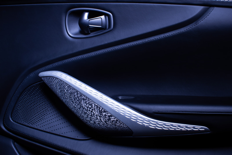 「DBX×Q by Aston Martin」