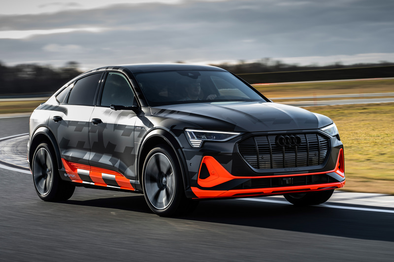 3つのモーターを搭載する「e-tron」