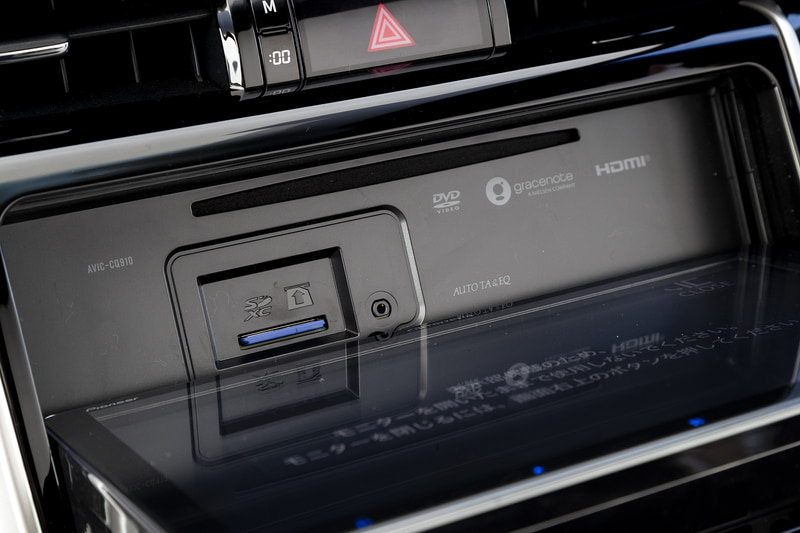 ディスプレイを開いたところ。DVD/CDスロットとSDカードスロットにアクセスできる