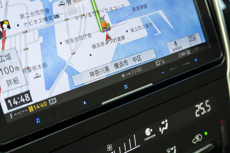 画面下部のボタンが静電式になり前面がフラットに。右にあるボリューム部分はタップやフリックに対応