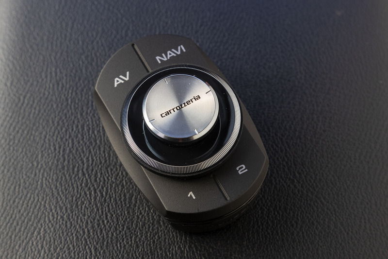 回す、押すといったアクションで操作可能なスマートコマンダー。Bluetooth接続なので置く場所を選ばないのも嬉しい