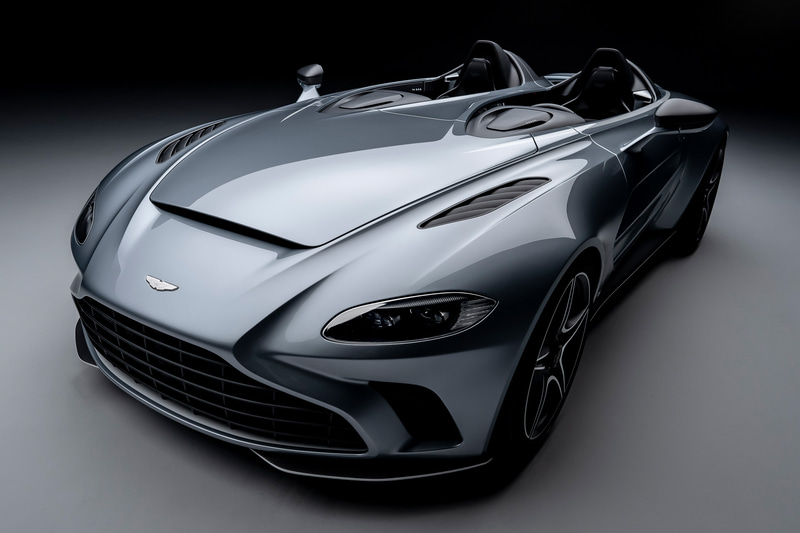 V12 Speedsterはボーイングとのコラボレーションにより、ボディカラーに戦闘機「F/A-18 ホーネット」をモチーフとした「スカイフォール・シルバー」が与えられている