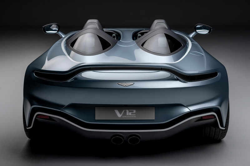 V12 Speedsterはボーイングとのコラボレーションにより、ボディカラーに戦闘機「F/A-18 ホーネット」をモチーフとした「スカイフォール・シルバー」が与えられている