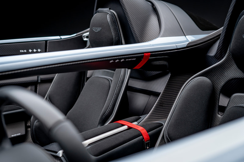 “背骨のような形状”のコンポーネントは、シートに座る乗員にとっても大きなデザイン上のアクセントになる