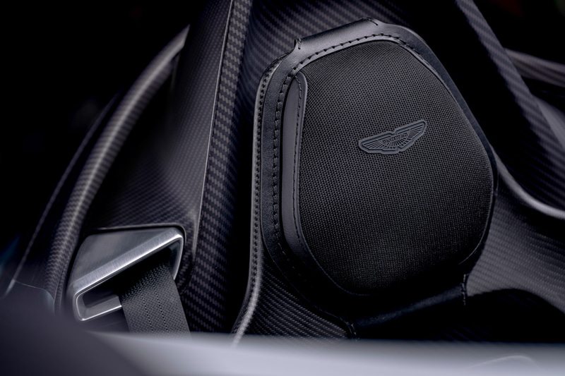 ハンドクラフト・サドルレザーによる上質感とカーボン素材が生む先進性を兼ね備える