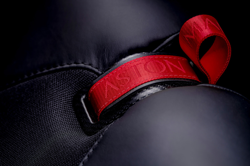 ハンドクラフト・サドルレザーによる上質感とカーボン素材が生む先進性を兼ね備える