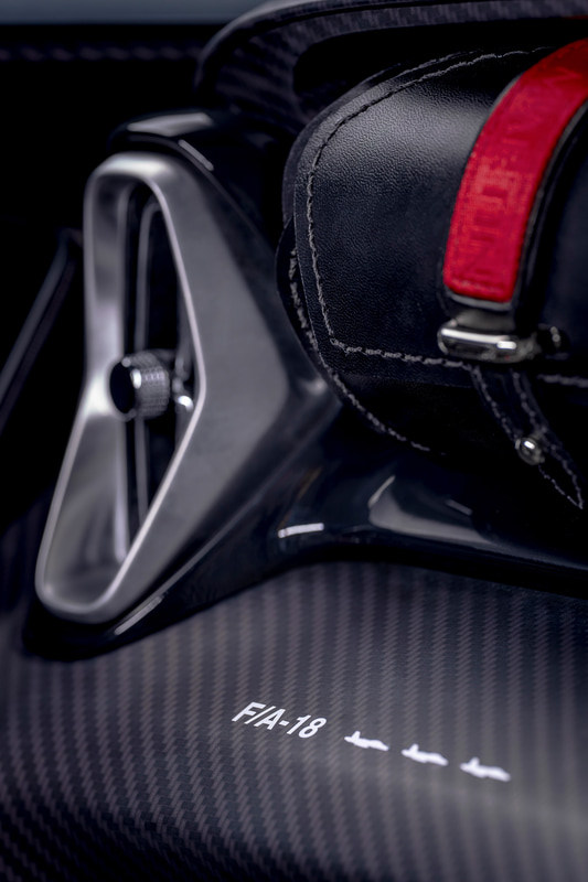 ボーイングとのコラボレーションによる演出は車内にも施されている