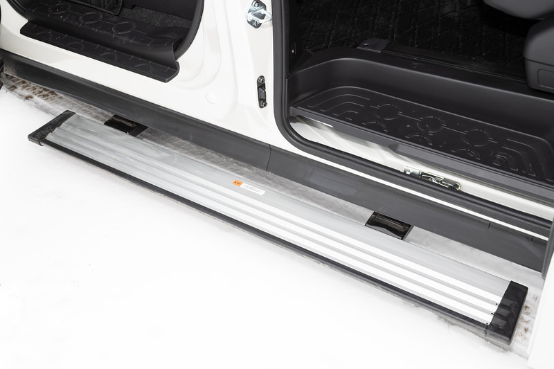 左サイドのドアを開けると自動で展開する電動サイドステップが標準。助手席、スライドドア側どちらでも使えるワイドなサイズで展開、収納に要する時間もごくわずか