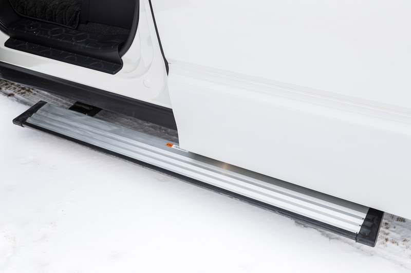 左サイドのドアを開けると自動で展開する電動サイドステップが標準。助手席、スライドドア側どちらでも使えるワイドなサイズで展開、収納に要する時間もごくわずか