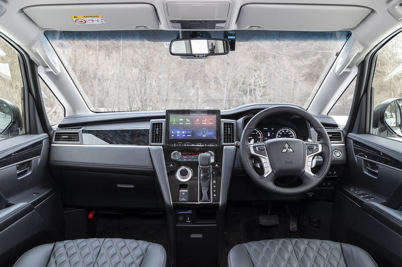 ラグジュアリーなイメージのインパネまわり。撮影車両はオプションの「DELICA D：5オリジナル10.1型ナビゲーション」を装着する