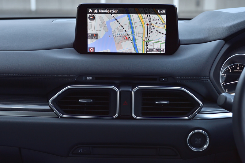 WVGAセンターディスプレイは7インチから8インチへと大型化