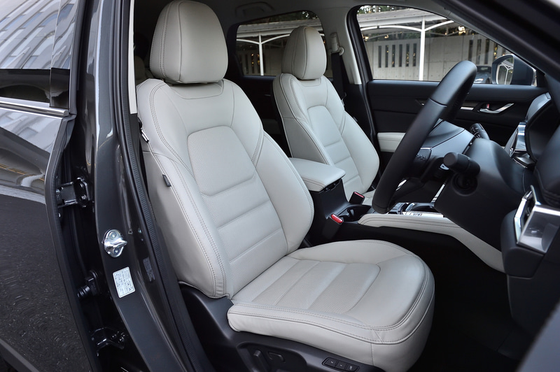 上質な心地よい肌触りで、滑りにくく通気性がよいスウェード調生地のグランリュクスをシートの中心部に使用したハーフレザレットシート