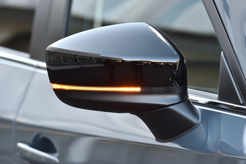 ブリリアントブラックのドアミラーガーニッシュ（ショップオプション）