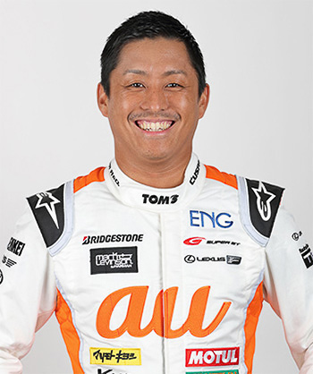 「ここ数年、優勝をしてチャンピオン争いに絡めていますが最終的にチャンピオンを獲得できていないので、今年こそはチャンピオンを獲得したいです。何かを変えなくてはと思い、オフシーズンは伝説のムエタイ選手 アタチャイ氏のジムで合宿をしてフィジカル面での向上はもちろん、ハングリー精神も18歳の時と同じレベルまで取り戻してきました。新型スープラも新しいチームメイトも速いので今年のシーズンが楽しみだ」とコメントする関口雄飛選手