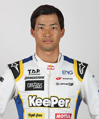 「今年もKeePer TOM’SにてGT500に参戦となりました。私自身は6年目で、相方も4年目のニックで継続です。去年、一昨年と惜しい所でチャンピオンを逃してしまっていますが、今年は三度目の正直で必ずチャンピオンを取りに行きます。今年も応援よろしくお願いいたします」とコメントする平川亮選手