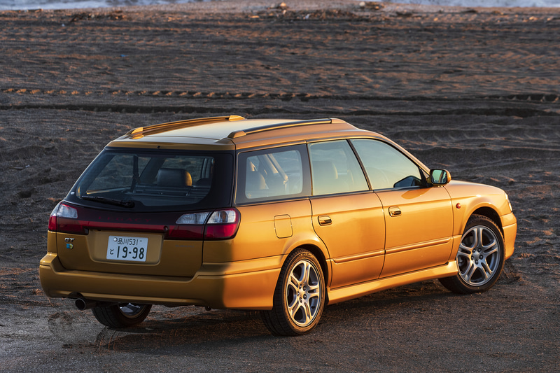 3代目 レガシィ ツーリングワゴン（BH型）「GT-B」。ボディカラーは「マスタードマイカ」。ボディサイズは4680×1695×1485mm（全長×全幅×全高）、ホイールベースは2650mm、最小回転半径は5.6m