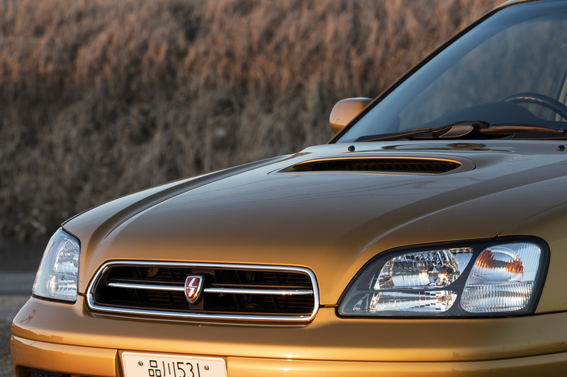 ボンネット上のエアインテークは少し薄め