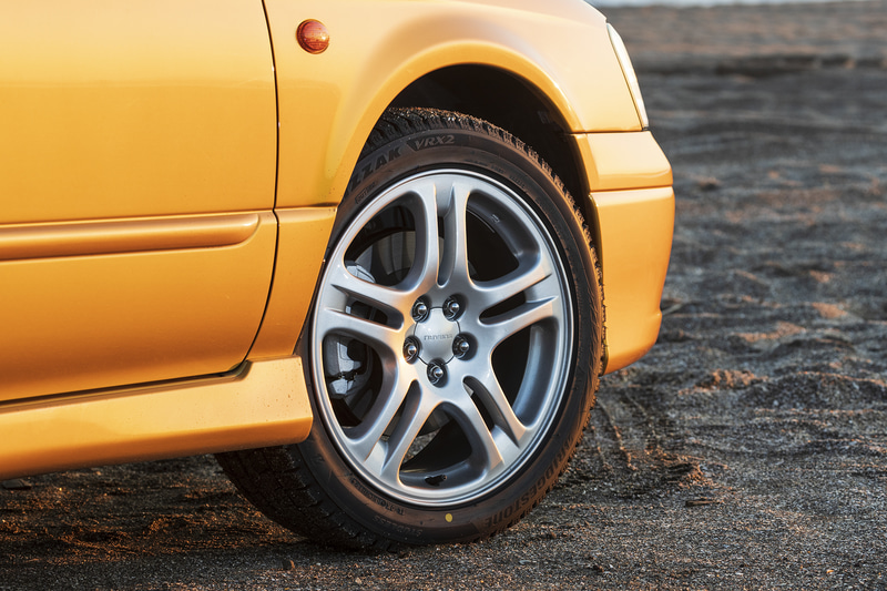 シンプルなデザインの17インチホイール。タイヤサイズは215/45R17