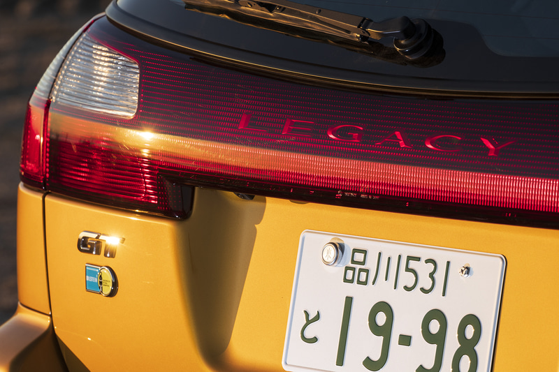 “GT”とビルシュタインのエンブレムが輝く