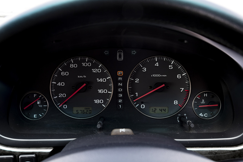 シンプルな2眼メーター