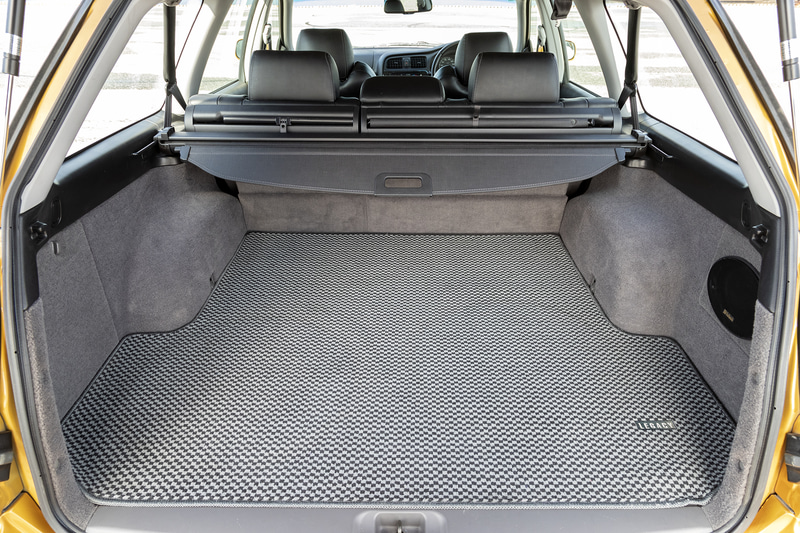 広々としたラゲッジルーム。後席シート座面をチップアップさせてフルフラットにすることもできる