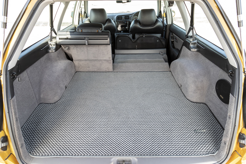 広々としたラゲッジルーム。後席シート座面をチップアップさせてフルフラットにすることもできる