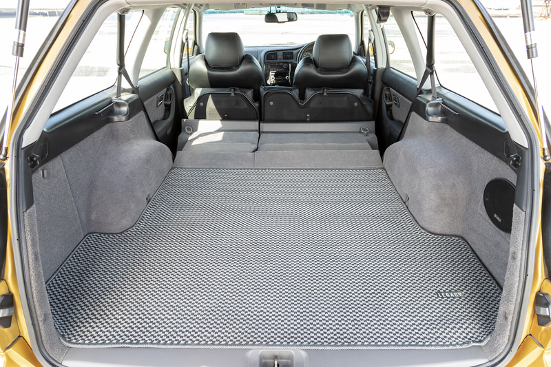 広々としたラゲッジルーム。後席シート座面をチップアップさせてフルフラットにすることもできる