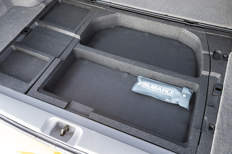 ラゲッジボード下のスペースは控えめ。このころはまだトノカバーが収納できなかった