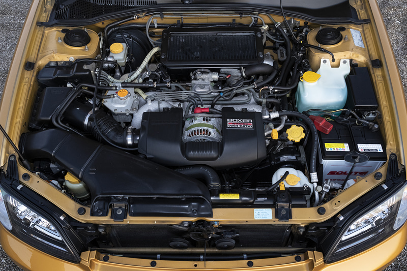 水平対向4気筒DOHC 2.0リッター2ステージターボ「EJ20」型エンジンは、最高出力191kW（260PS）/6000rpm、最大トルク319Nm（32.5kgfm）/5000rpmを発生。トランスミッションには4速ATを組み合わせる