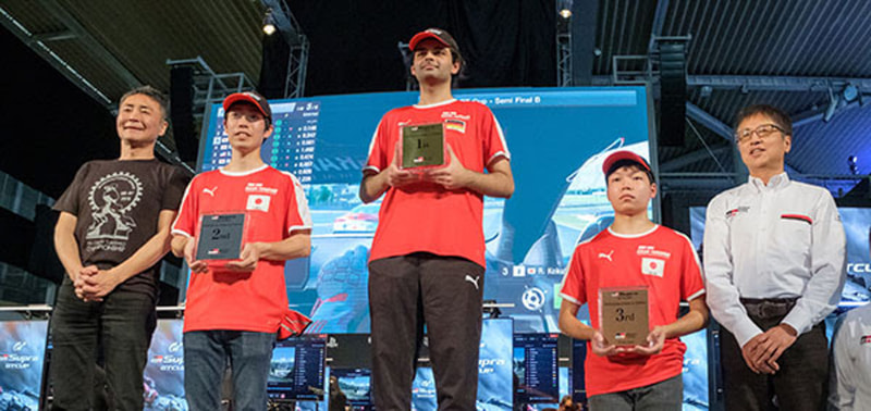 2019年の「GR Supra GT Cup」決勝。左から「グランツーリスモ」シリーズプロデューサー 山内一典氏、2位の川上奏選手、優勝のミカエル・ヒザル選手、3位の宮園拓真選手、新型「スープラ」開発責任者 多田哲也氏