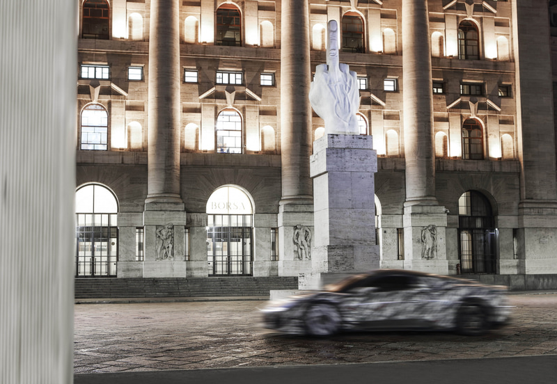 マウリツィオ・カテラン氏が手掛けた彫刻「L.O.V.E.」の前を通過するMC20