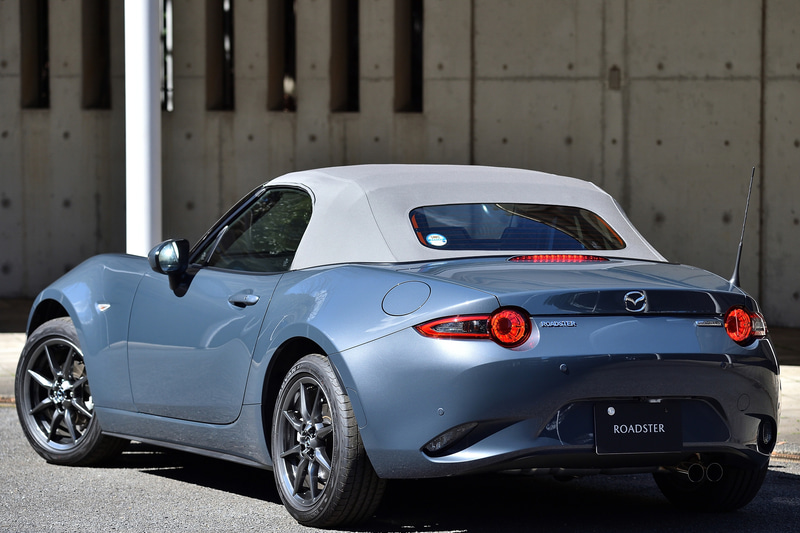 特別仕様車「ロードスター SILVER TOP」。ボディカラーは「ポリメタルグレーメタリック」