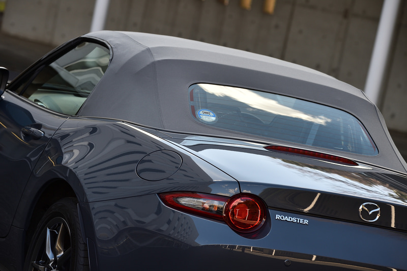 日向と日陰で雰囲気が異なるボディカラーは2019年11月の一部改良でロードスターに追加されたポリメタルグレーメタリック