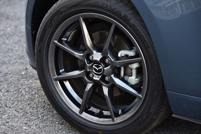 高輝度塗装の16インチ専用アルミホイール