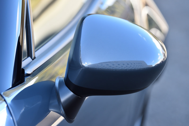 ボディ同色のドアミラーを装着