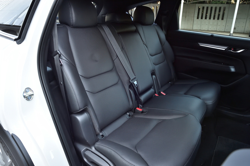 「XD PROACTIVE S Package」では、6人乗り/7人乗りとも全席に高級感が漂うブラックレザーシートを採用。さらに運転席と助手席にはシートヒーター＆シートベンチレーションが内蔵される