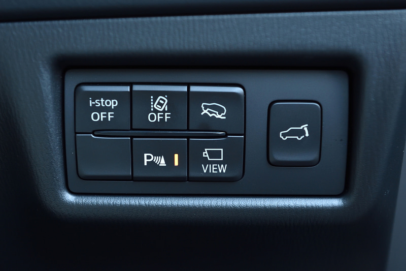 オフロード・トラクション・アシストのON/OFFスイッチはステアリング右下に配置