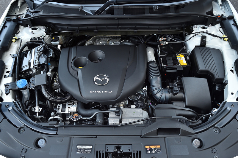 搭載するSKYACTIV-D 2.2は最高出力140kW（190PS）/4500rpm、最大トルク450Nm（45.9kgfm）/2000rpmを発生。4WDのWLTCモード燃費は15.4km/L