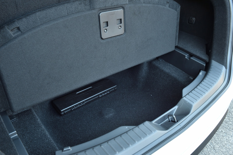 ラゲッジ下にあるサブトランクボックスの奥行きが、ボーズサウンドシステム非装着車は前モデル比＋19Lの84Lで、装着車は前モデル比＋8Lの56Lに拡大された