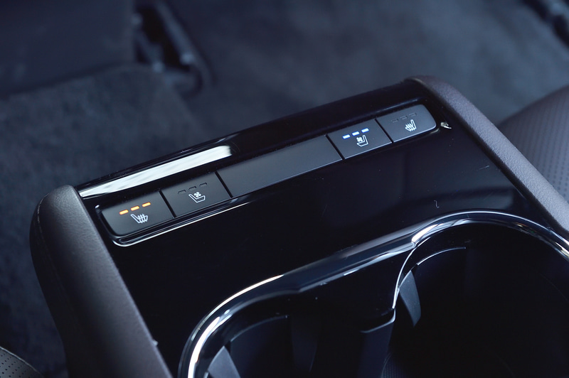 同乗者をおもてなしする特別仕様車「Exclusive Mode」には、2列目のアームレスト付コンソールを備えたキャプテンシートに、マツダ車初採用となる「電動スライド＆リクライニング機構」や、シートと背中の間にこもる熱を吸い出してくれる「シートベンチレーション機能」（風量3段階調節）が装備され、前席と同等の快適さを誇る