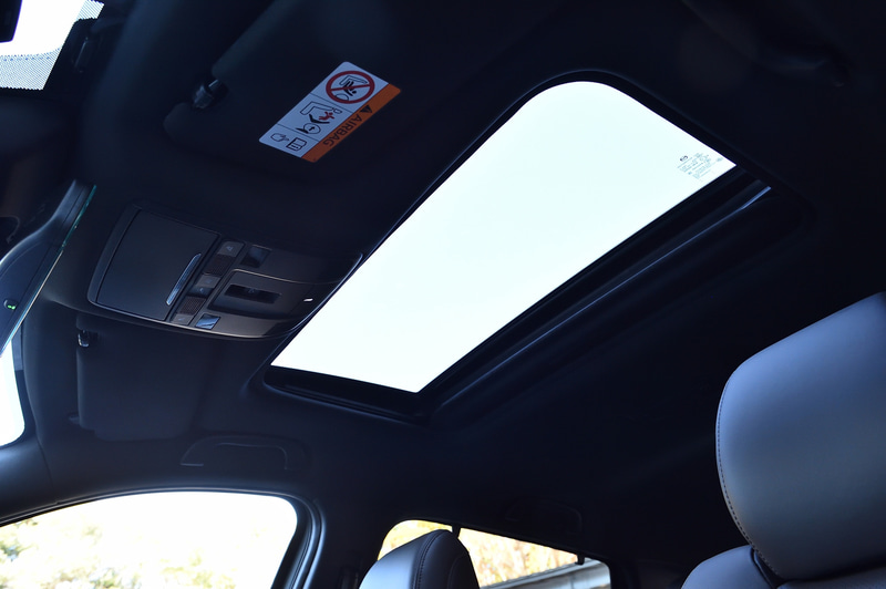 一部グレードに設定された電動スライドガラスサンルーフ（チルトアップ機構付）。また、フレームレスの自動防眩ルームミラーも追加設定されている