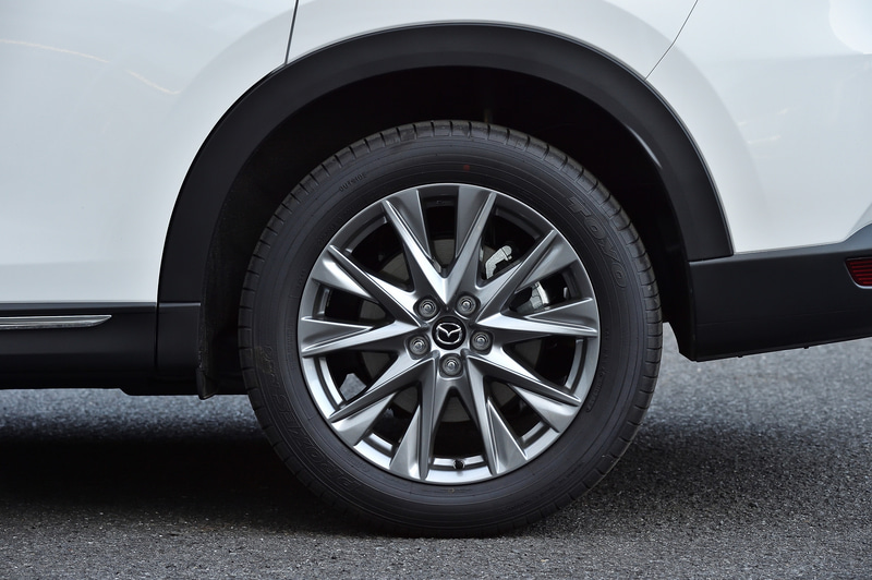 シルバーメタリック塗装の19インチアルミホイール