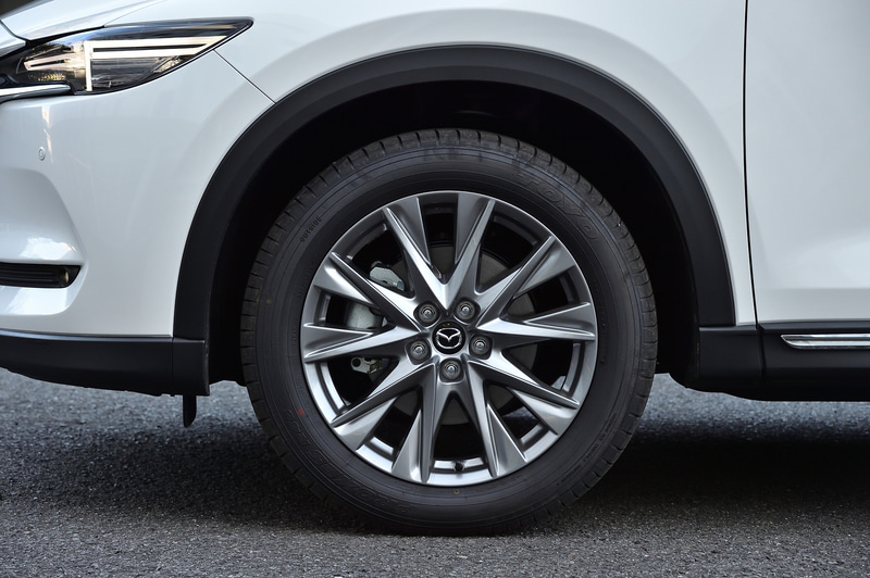 タイヤサイズは前後とも225/55R19