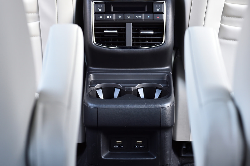 2列目がキャプテンシートの場合（6人乗り）、運転席と助手席の間にUSBポートを備えたカップホルダーが用意された（25Sは除く）