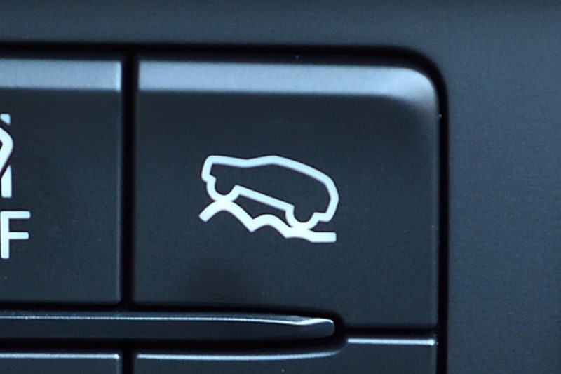 オフロード・トラクション・アシストのON/OFFスイッチはステアリング右下に配置