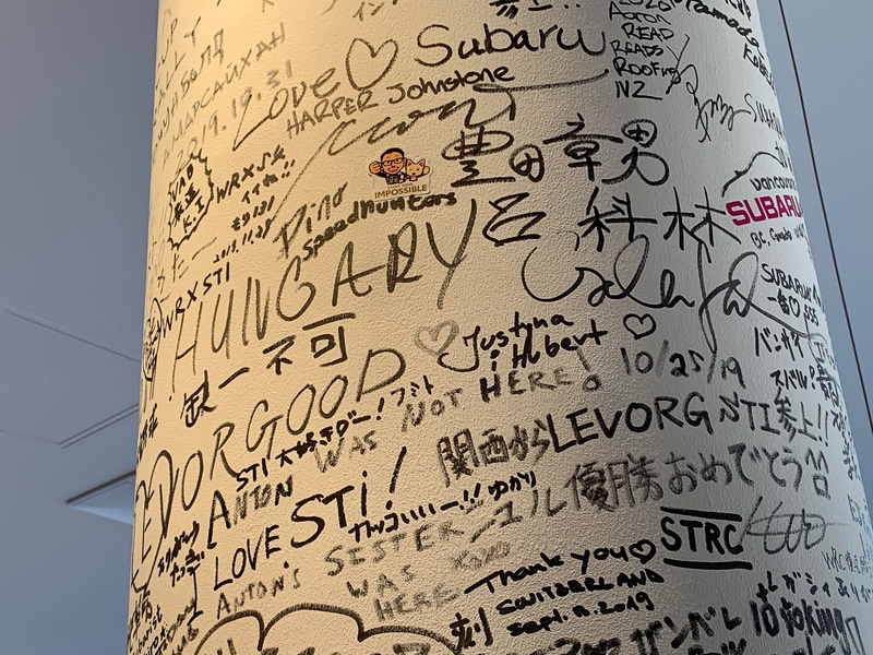 絆をテーマとしたギャラリーのコンセプトに従って、いろんな人が柱にサインしている。中にはトヨタ社長の名前も