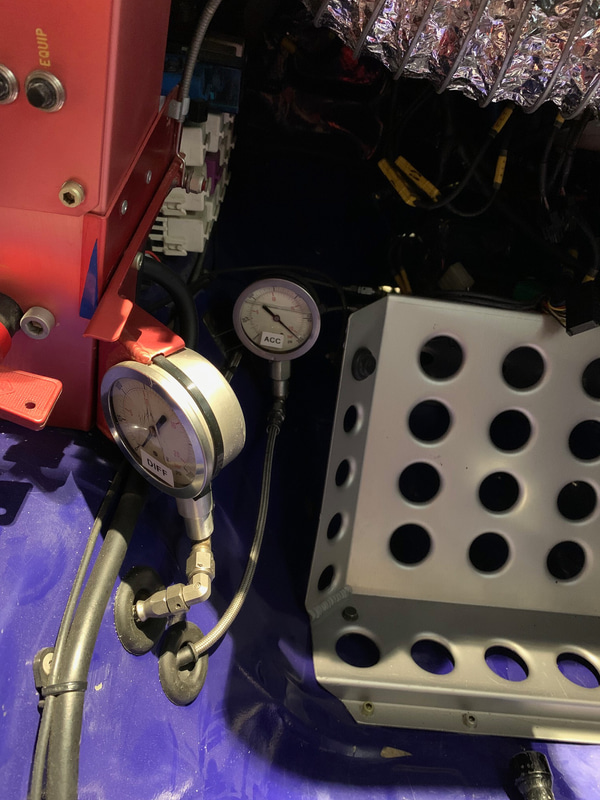 レガシィのナビ席。なんだか分からないメーターがあった。デフの油温計だろうか