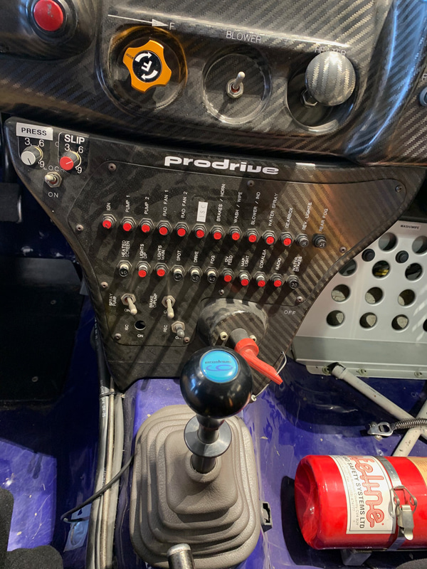 インプレッサ 555のダッシュパネル。コ・ドライバーの仕事は大変だ