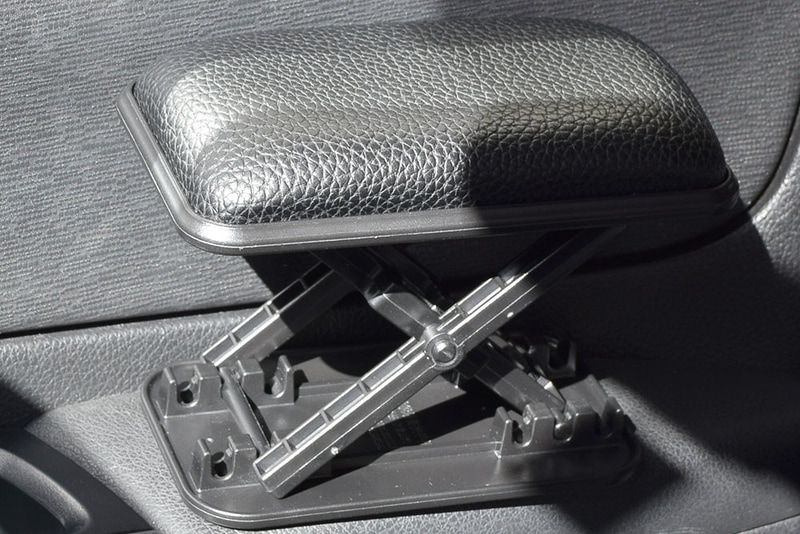 耐荷重は60kg。上半身をサポートしてロングドライブの疲労を軽減してくれる